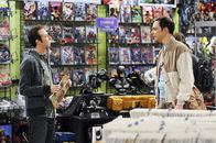 The Big Bang Theory – Was ist nur mit Sheldon (Jim Parsons, r.) und Stuart (Kevin Sussman, l.) los?