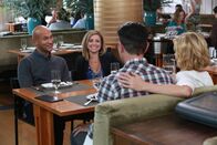 Modern Family – L-R: Tom Delaney (Keegan-Michael Key) und Lisa Delaney (Christine Lakin)