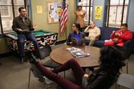 Brooklyn Nine-Nine – (v.li.) Joe Lo Truglio (Charles Boyle), Melissa Fumero (Amy Santiago), Dirk Blocker (Hitchcock), Joel McKinnon Miller (Scully), Stephanie Beatriz (Rosa Diaz).