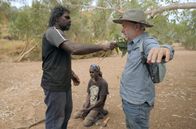 Was uns heilig ist – Frédéric Lenoir (re.) und Lance Sullivan (li.) in Australien: Der Aborigine-Schamane nimmt hier Kontakt zu den Geistern seiner Urahnen auf.