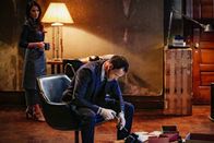 Elementary – Während Sherlock (Jonny Lee Miller, r.) den perfekten Raubüberfall plant, stößt Joan (Lucy Liu, l.) auf ein schockierendes Geheimnis von ihrem Kollegen und Freund ...