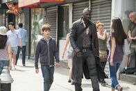 Der dunkle Turm – Jake (Tom Taylor, l.); Roland Deschain (Idris Elba, r.)