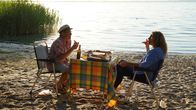 Tietjen campt – Wigald Boning und Bettina Tietjen essen eine Pizza in der Abendsonne. Ort: Campingplatz Bolter Ufer C15, Rechlin