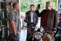 Die Rosenheim-Cops – Die Kommissare Hansen (Igor Jeftic, M.) und Stadler (Dieter Fischer, r.) befragen den Besitzer einer Motorradwerkstatt, Bernhard "Bulli" Kuhn (Hannes Ringlstetter, l.), denn das Mordopfer war sein Kunde.