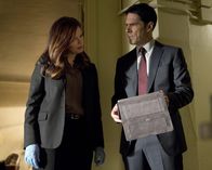 Criminal Minds – Auf den Spuren eines Amokläufers: Alex (Jeanne Tripplehorn, l.) und Hotch (Thomas Gibson, r.) ...