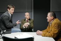 Die Rosenheim-Cops – Juwelier Toni Eiglsberger äußert gegenüber Korbinian Hofer und Christian Lind einen Verdacht. (v.l.n.r.: Tom Mikulla, Christian Schneller, Joseph Hannesschläger)