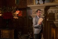 The Royals – Damit Helena ihm nichts anhaben kann, greift er zu ganz besonderen Mitteln: Cyrus (Jake Maskall) ...