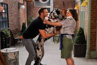 Call Me Kat – Nick (Andy Favreau, l.); Kat (Mayim Bialik, r.)