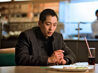 Tatort – Wen Hai Wan (Chike Chan) will die Ähnlichkeit mit seinem ermordeten Landsmann nutzen und sich mit dessen Papieren in die USA absetzen.; rbb Fernsehen TATORT: DER TOTE CHINESE Uhr. Wen Hai Wan (Chike Chan) will die Ähnlichkeit mit seinem ermordeten Landsmann nutzen und sich mit dessen Papieren in die USA absetzen.