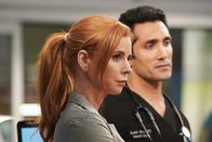 Chicago Med – Sie sind skeptisch: Sarah Rafferty als Dr. Pamela Blake, Dominic Rains als Dr. Crockett Marcel