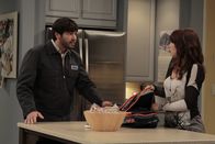 Last Man Standing – Währenddessen kommt Kristin (Amanda Fuller, r.) ins Grübeln und fragt sich, worin genau eigentlich der Sinn in ihrer Beziehung mit Ryan (Jordy Masterson, l) liegt ...