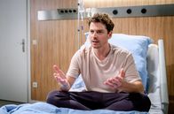 Sturm der Liebe – Kilian (Anthony Paul) kann sich dank Larissas Rose die sie mitbringt wieder erinnern.