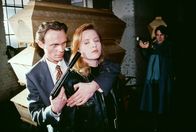 Kommissar Rex – Strasser (Dirk Martens, li.) und seine Geisel Angelika Laudon (Gesa Gross). Kommissar Richie Moser (Tobias Moretti, re.) versucht die Geisel zu befreien.