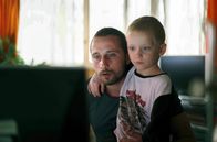 Der Geschmack von Rost und Knochen – Der alleinerziehende Vater Ali (Matthias Schoenaerts) und sein Sohn Sam (Armand Verdure) müssen sich in ärmlichen Verhältnissen durchschlagen. Heillos überfordert mit der neuen Verantwortung ist Ali häufiger grob zu dem Jungen.