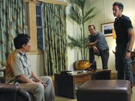 Hawaii Five-0 – Der neue Fall von Steve (Alex O'Loughlin, r.) und Danny (Scott Caan, M.) erweist sich als kompliziert, weil General General Pak (Ric Young, l.), der das Ziel eines Anschlags ist, ein rücksichtloser, verhasster Diktator ist, der viele Feinde hat ...