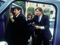 Agentin mit Herz – Lee (Bruce Boxleitner, r.) hat Karlo (William Smith, l.) überwältigt. Die geistesgegenwärtige Hilfe von Amanda (Kate Jackson, M.) hat zu diesem Erfolg beigetragen.