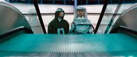 Falter – Android Dave (Michael Kranz, rechts) hat von Falter (André M. Hennicke, links) eine Flugreise geschenkt bekommen, die jedoch ein tragisches Ende nimmt.