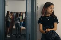 ECHT friends – Liv (Marie Wahl, v.) zieht sich seit der Trennung ihrer Eltern eher zurück. Es liegt an ihr, offen zu sein und den ersten Schritt zu machen.