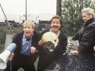 Tatort – Bewährunghelfer Jannek (Ulrich Pleitgen,l) und Trainer Schimanski (Götz George, M) feuern eine Football-Mannschaft an, die aus ehemals straffällig gewordenen Jugendlichen besteht. Katjas (KatjaRiemann) Bruder ist Spielführer.