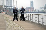 Großstadtrevier – Paul Dänning (Jens Münchow, l.) und Piet Wellbrook (Peter Fieseler, r.) müssen auf Anweisung von Frau Küppers mit Segways Streife fahren.