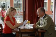 Die Rosenheim-Cops – Auf privatem Weg versucht Polizeichef Gert Achtziger (Alexander Duda) die hübsche Controlerin Patrizia Ortmann (Diana Staehly) bei einem dienstlichen Problem zur Nachsicht zu bewegen.