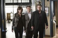 Castle – Nachdem Dick Coonan (Jay R. Ferguson, M.) einen Polizisten überwältigte, nimmt er Castle (Nathan Fillion, r.), als Geisel. Auch Kate (Stana Katic, l.) ist machtlos und muss nun nach Dicks Regeln spielen...