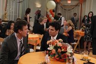 How I Met Your Mother – Während sich Barney für seine Hochzeit vorbereitet, schwelgen er und Ted (Josh Radnor, r.) in Erinnerungen und denken daran, wie Marshall (Jason Segel, l.) die Hochzeit von Punchy zerstört hat ...