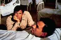 Catch 22 - Der böse Trick – Kann Nately (Art Garfunkel, l.) verstehen, warum sein Kamerad Yossarián weg will und alles mögliche dafür versucht?