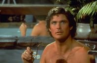 Knight Rider – (2. Staffel) - Der Polizist Michael Long wird bei einem Unfall schwer verletzt. Nach einer plastischen Operation kämpft er im Auftrag eines Millionärs als Michael Knight (David Hasselhoff) mit Hilfe des mit allen technischen Finessen ausgestatteten Autos K.I.T.T. für Recht und Ordnung ...