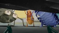 Floyd Fliege – Akribisch suchen Floyd und Abakus (r.) zusammen mit Bob (l.) und Katastrophen-Jim (M.) nach Gummy. Floyd krabbelt dabei unter die verschiedensten Dinge.