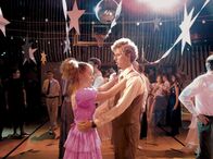 Napoleon Dynamite – Napoleon Dynamite (Jon Heder, r.), der allseits belächelte Außenseiter, ist eine beliebte Zielscheibe für die Scherze seiner Mitschüler. Doch als er Freundschaft mit Deb (Tina Majorino, l.) schließt, scheint sich das Blatt zu wenden ...