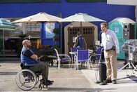Superstore – Garrett (Colton Dunn, l.); Glenn (Mark McKinney, r.)