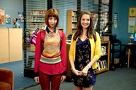 Community – Kat (Wendy McColm, l.); Annie Edison (Alison Brie, r.)