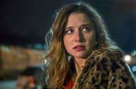 Tatort – Doro Meisner (Svenja Jung) fühlt sich auf dem Parkplatz einer Dresdner Diskothek verfolgt.