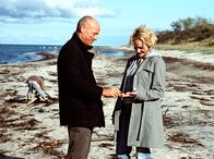Der Bernsteinfischer – Jacob Thiele alias Tom Reuter (Heiner Lauterbach) zeigt Karoline (Sonsee Neu) die schönen Seiten von Hiddensee. Weiteres Bildmaterial finden Sie unter www.br-foto.de.