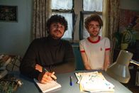 Extraordinary – Mit Unterstützung von Jizzlord (Luke Rollason, r.) führt Kash (Bilal Hasna, l.) Bewerbungsgespräche für seine Bürgerwehr und trifft dabei auf äußerst skurrile Typen.