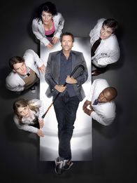 Dr. House – (4. Staffel) - (v.l. im Uhrzeigersinn) Dr. Allison Cameron (Jennifer Morrison), Dr. Robert Chase (Jesse Spencer), Dr. Lisa Cuddy (Lisa Edelstein), Dr. James Wilson (Robert Sean Leonard) und Dr. Eric Foreman (Omar Epps) haben es nicht immer leicht mit Dr. Gregory House (Hugh Laurie) ...