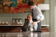 Suits – Ein heikler Machtwechsel bei McKernon Motors zwingt Mike (Patrick J. Adams, r.), sich gegen Widerstände durchzusetzen – und ausgerechnet Dominic Barone (Titus Welliver, l.) von seinen Absichten zu überzeugen.