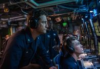 Hunter Killer – Captain Joe Glass (Gerard Butler, l.) hofft darauf, dass Belford (Taylor John Smith, r.) das vermisste U-Boot mittels Sonarortung finden kann.