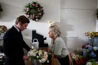 Der junge Inspektor Morse – In einem Blumenladen ermittelt Inspektor Morse (Shaun Evans) zu einer Vermisstenanzeige, die mit zwei Morden in Verbindung stehen könnte. Aber wie kann die Blumenverkäufern Violet Bingley (Victoria Alcock) dabei behilflich sein?