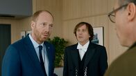 Parlament – Martin (Johann von Bülow, l.) ist fassungslos, als Konrad (Martin Brambach, r) fragt, ob Bertrand (Frédéric Blin) zur Büroausstattung gehört.