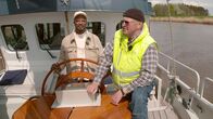 Yared kommt rum – Mit Bert Frisch macht Yared Dibaba einen Segelausflug auf der Oste in Oberndorf.