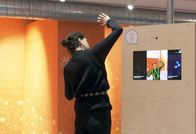 Roadtrip! Für Techfans – Marlen probiert ein Ausstellungsstück.