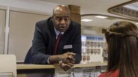 Hawaii Five-0 – Zurück auf Hawaii, muss das Team den Tod eines Autohändlers aufklären. Grover (Chi McBride) ermittelt undercover ...