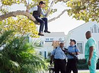 Scrubs - Die Anfänger – (v.li.) Zach Braff (John 'J.D.' Dorian), Windell D. Middlebrooks (Captain Duncook), Steven Cragg (Lt. Underhill), Donald Faison (Chris Turk).