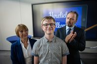 Schloss Einstein – Moritz (Marc Elflein, Mi.) verliert sich in Tagträumen und sieht seine Zukunft - umgeben von Direktorin Stocker (Gitta Schweighöfer, li.) und Dr. Berger (Robert Schupp, re.) - klar vor Augen.