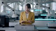 Kaltstart – Ilse Ockert (Marlen Ulonska) erklärt, was die Stipendiaten mit der Spinne machen sollen.