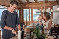 Der Bergdoktor – Familienbesuch zu Hause. Kathi Wimmer (Cosima Lehninger) stellt ihrem Freund Tobias Ritter (Sebastian Fräsdorf) ihren kleinen Bruder Leo vor.