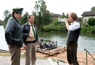 Hubert und Staller – ARD HEITER BIS TÖDLICH - HUBERT UND STALLER - neue Vorabendserie mit 16 Folgen, Folge 16 "Floßfahrt ohne Wiederkehr"30 Uhr im Ersten. Hubert (Christian Tramitz, M.) und Staller (Helmfried von Lüttichau, l.) wurden gerufen, Sepp Liegl (Eisi Gulp, r.), den randalierenden Schlagzeuger der Floßkapelle, zur Räson zu bringen.
