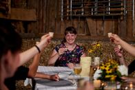 Landfrauenküche – Carolin Detsch bei der Begrüßung. Begrüßungsgetränk, Anstoßen.